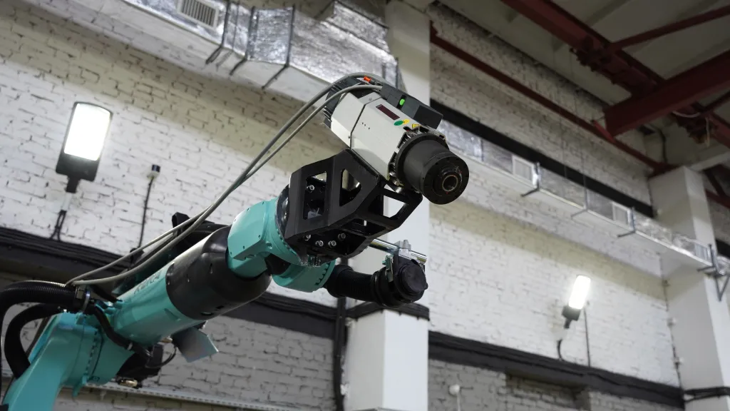 Робот KUKA с камерой технического зрения