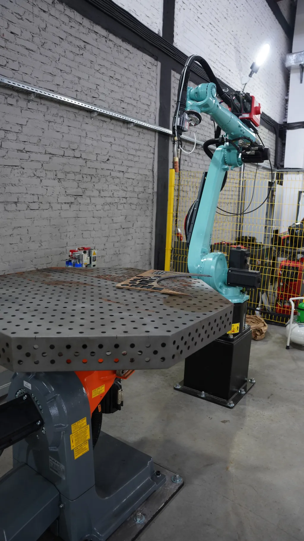 Сварочная ячейка с роботом KUKA и поворотным столом