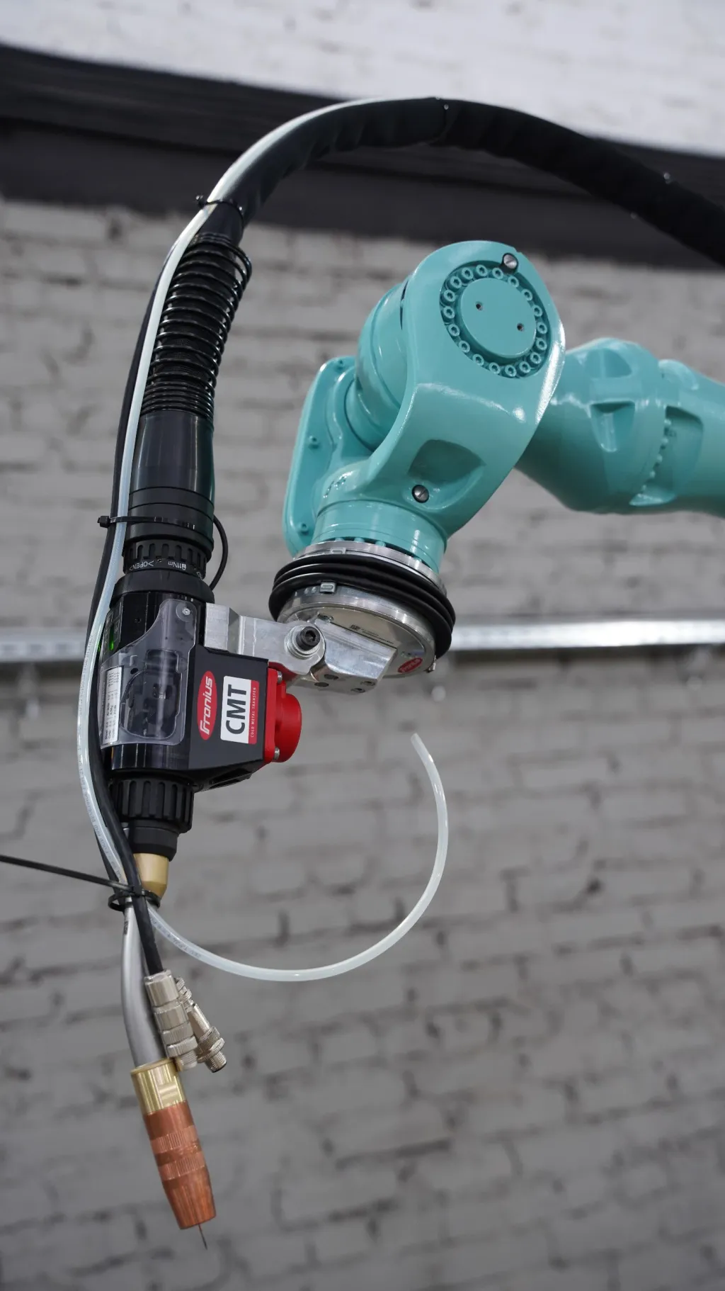 Сварочная головка Fronius CMT на роботе KUKA