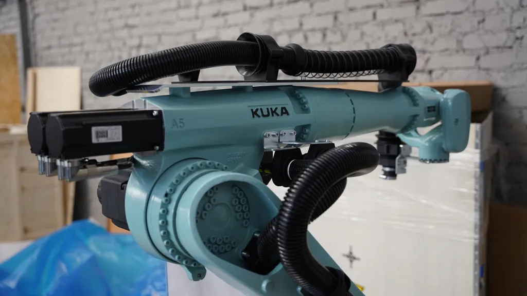 Промышленный робот KUKA в цехе ЦНМАТ