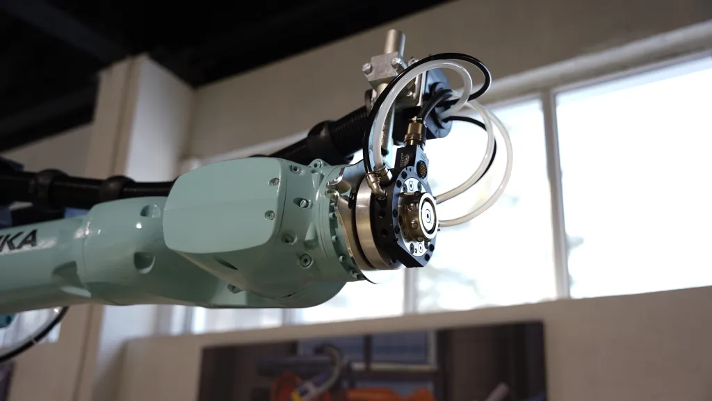 Робот KUKA — фланец и инструмент крупным планом